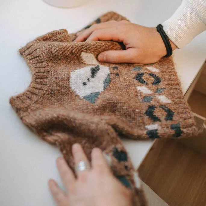 Cardigan de maille brun 2 façons, naissance || Brown knitted 2 ways cardigan, newborn
