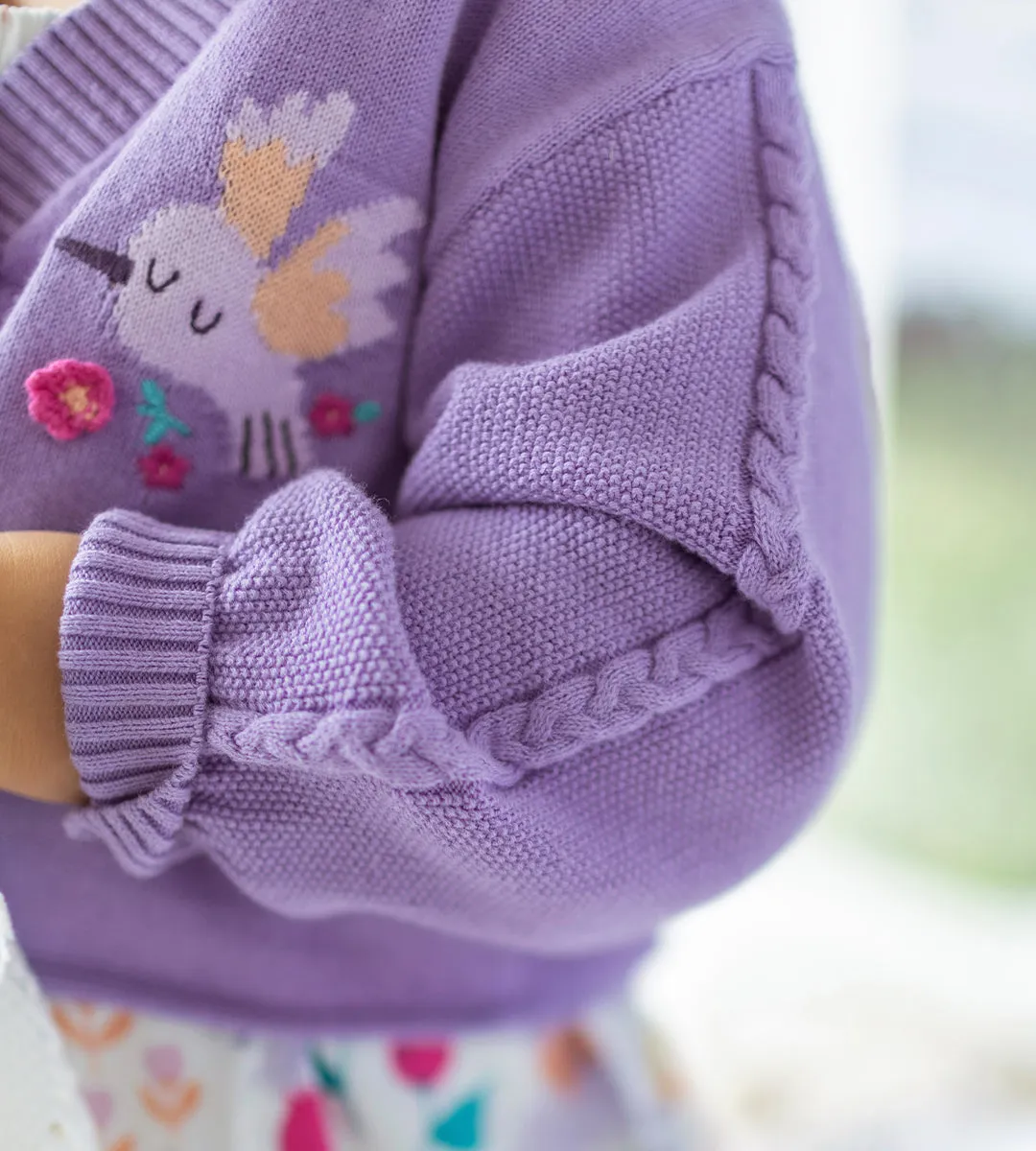 Cardigan de tricot mauve avec colibris, bébé||Purple knitted cardigan with hummingbirds, baby