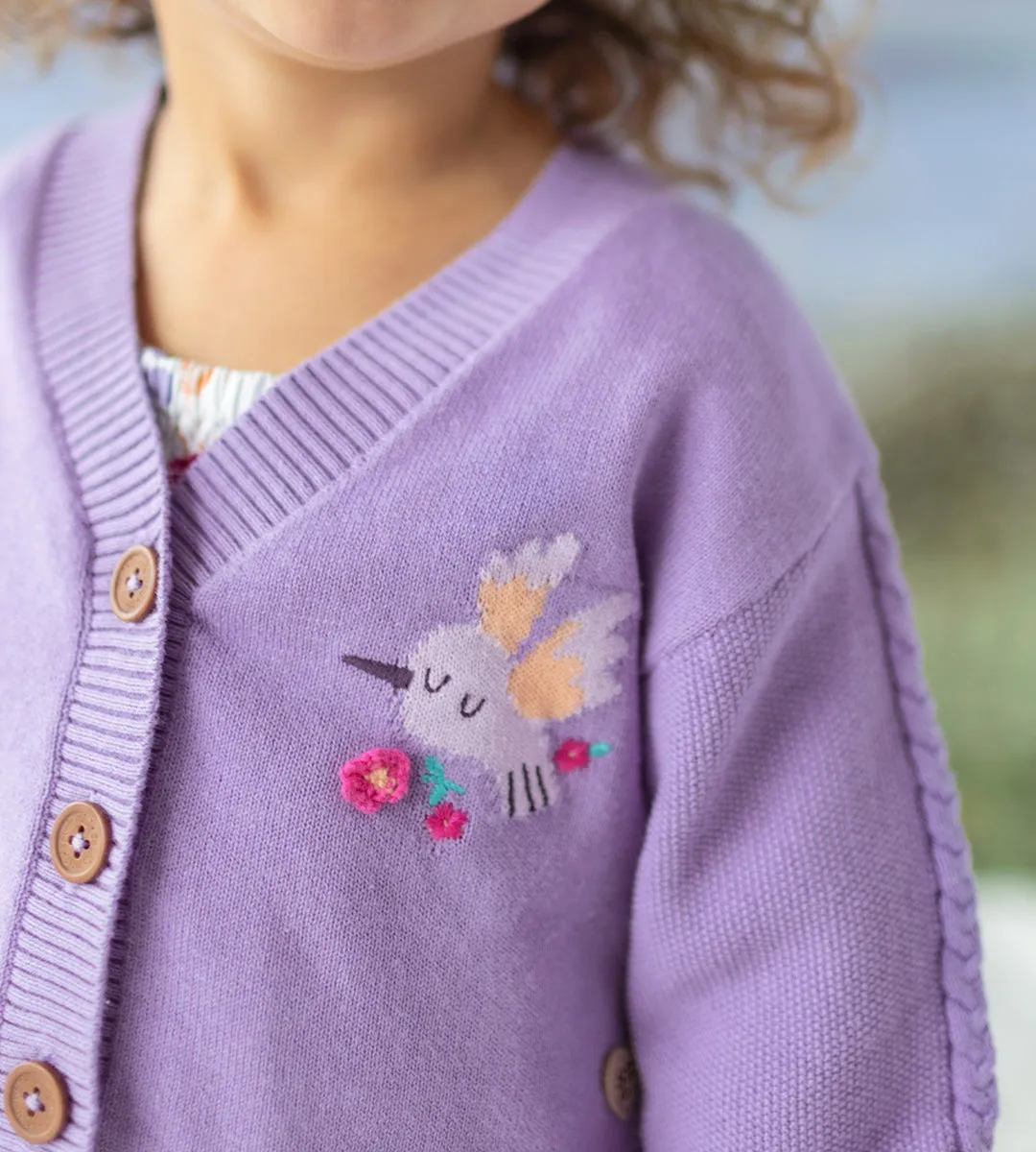 Cardigan de tricot mauve avec colibris, bébé||Purple knitted cardigan with hummingbirds, baby