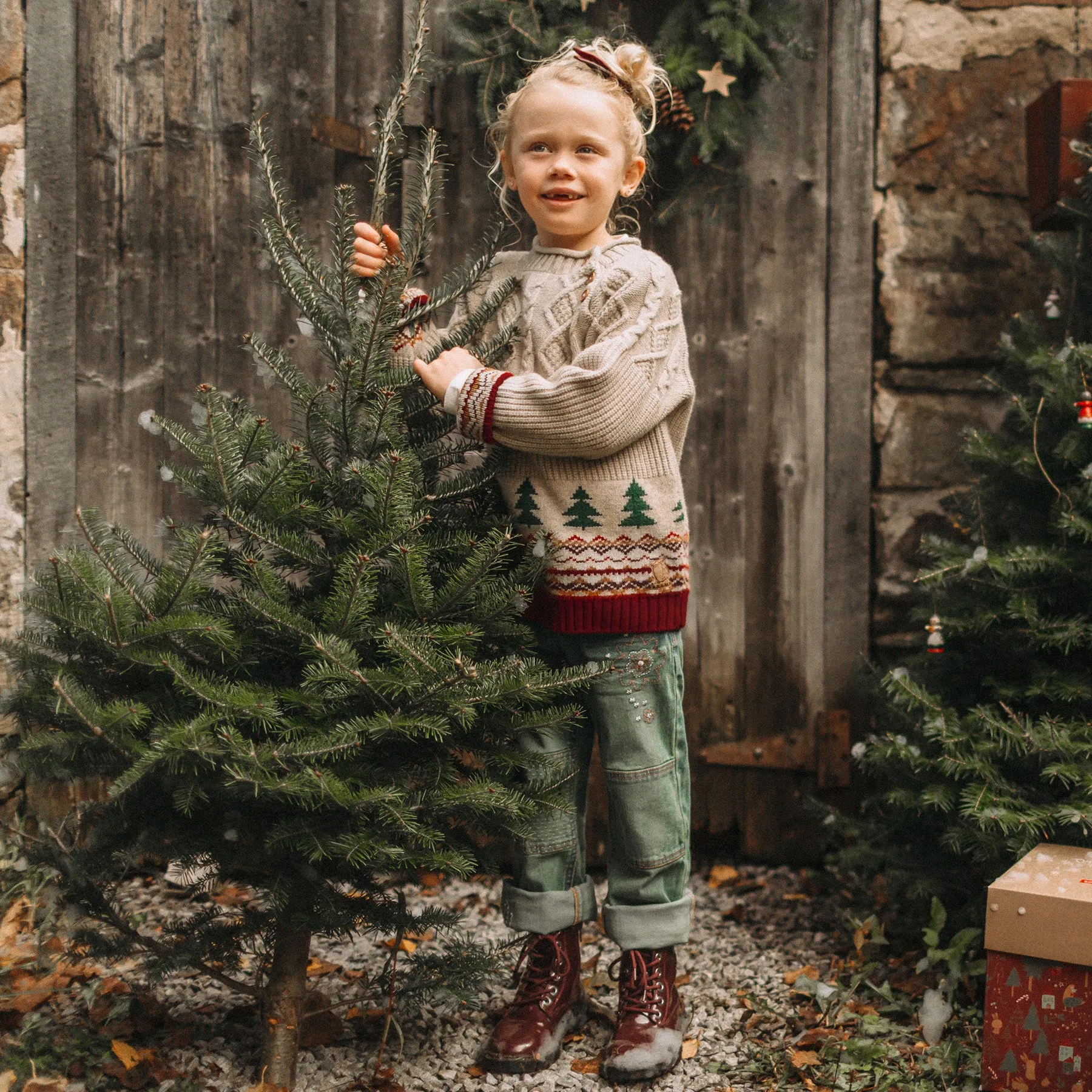 Chandail de maille beige à col montant, enfant || Beige knitted sweater with high collar, child