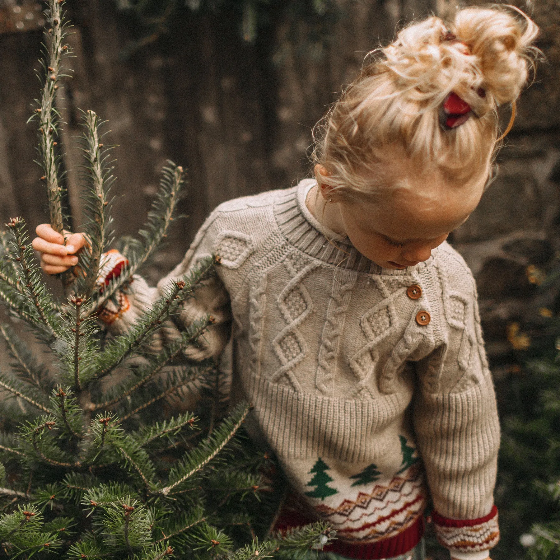 Chandail de maille beige à col montant, enfant || Beige knitted sweater with high collar, child