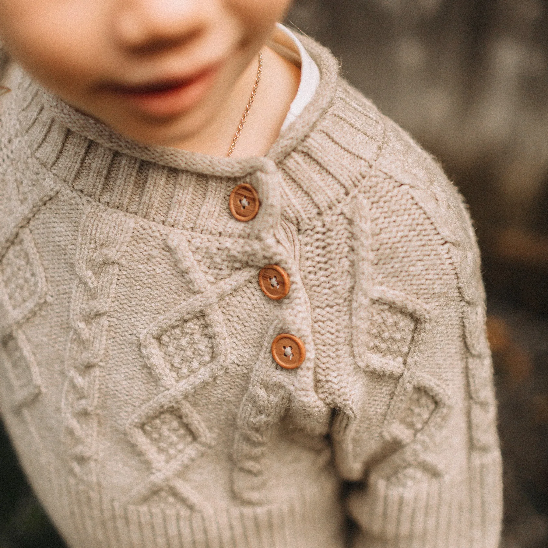 Chandail de maille beige à col montant, enfant || Beige knitted sweater with high collar, child