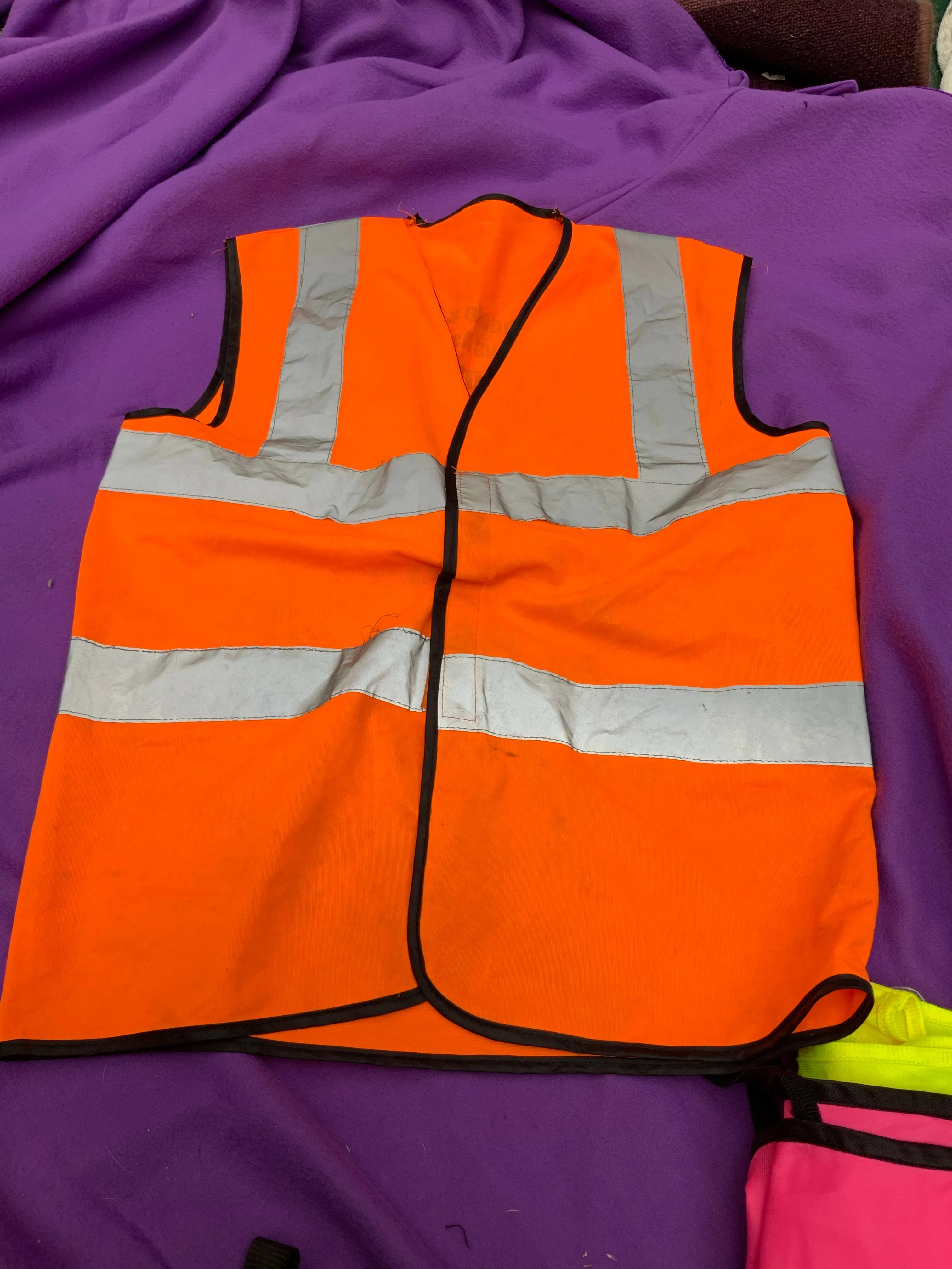Hi vis set which includes 2 hi-vis vests, 2 hi-vis bibs and 1 pair of hi-vis arms straps all in XL size (FREE POSTAGE)