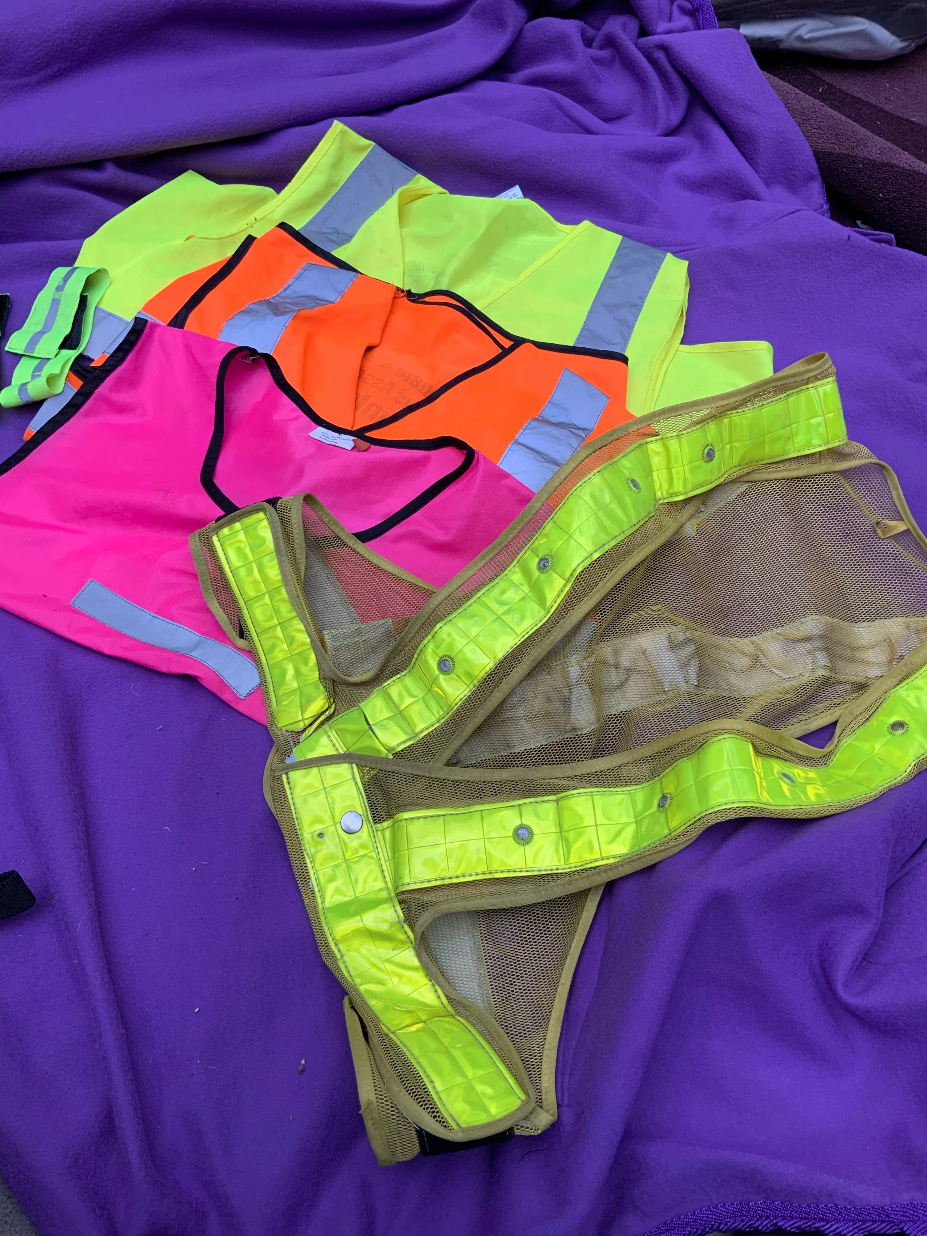 Hi vis set which includes 2 hi-vis vests, 2 hi-vis bibs and 1 pair of hi-vis arms straps all in XL size (FREE POSTAGE)