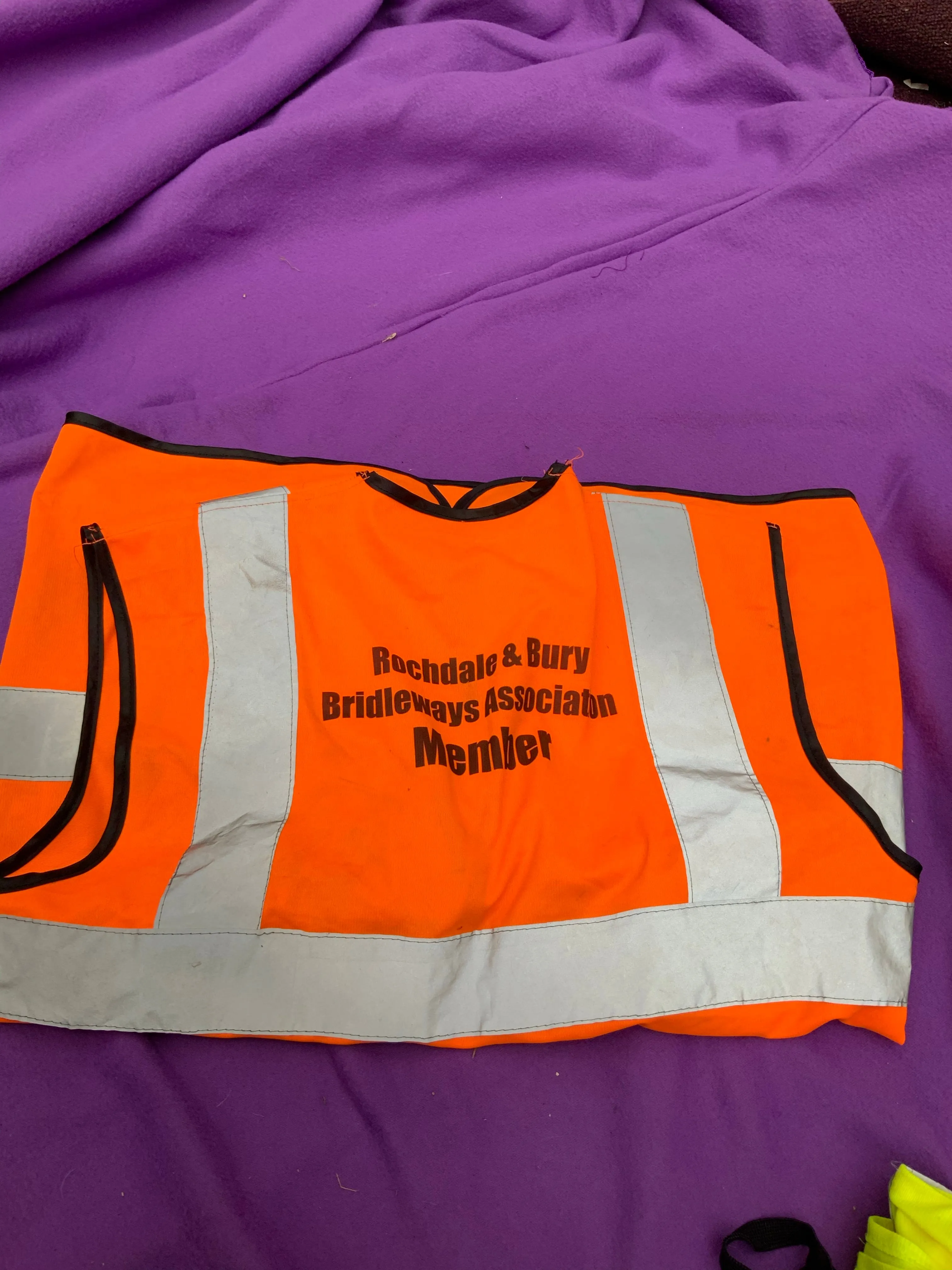 Hi vis set which includes 2 hi-vis vests, 2 hi-vis bibs and 1 pair of hi-vis arms straps all in XL size (FREE POSTAGE)