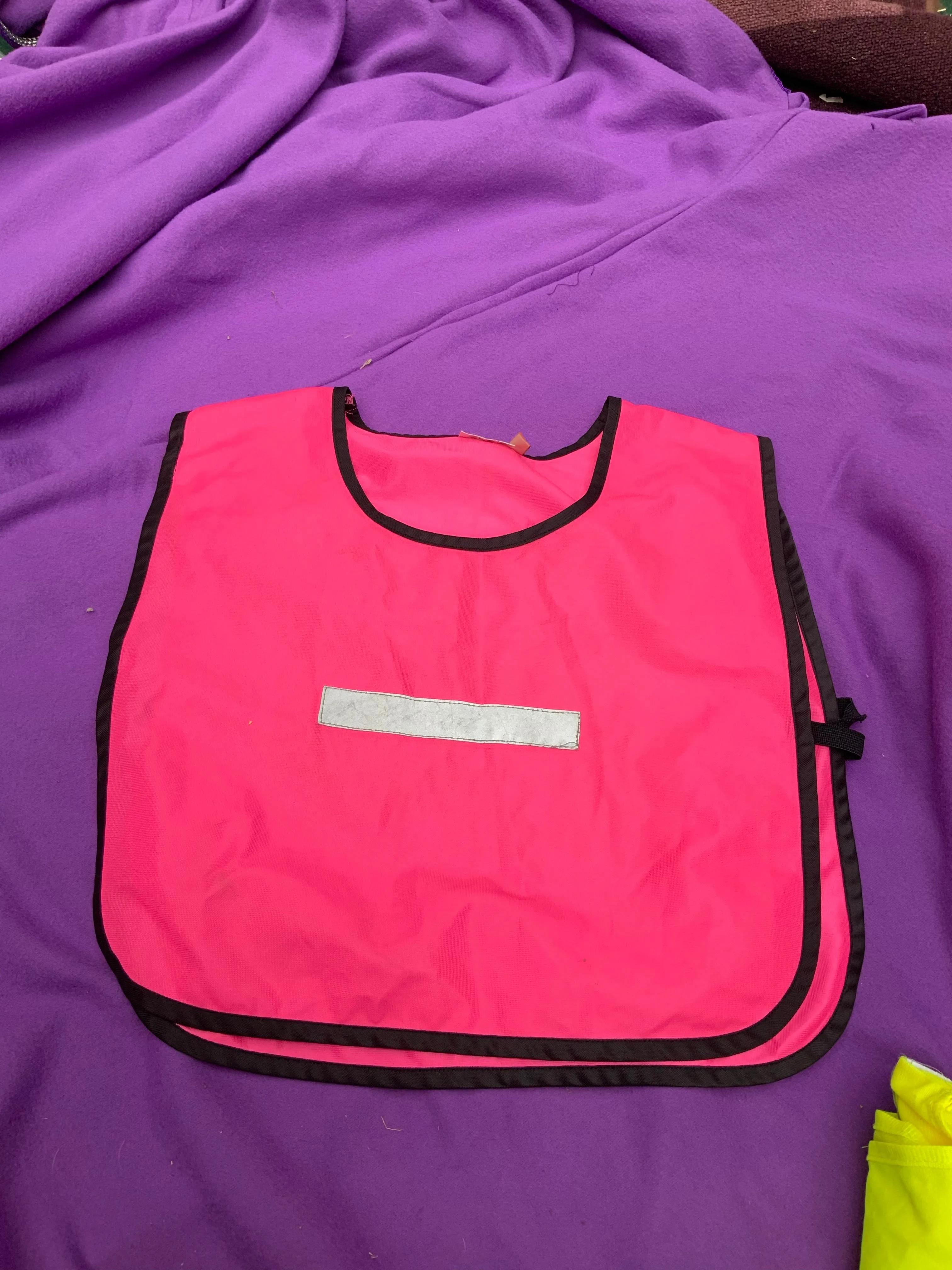 Hi vis set which includes 2 hi-vis vests, 2 hi-vis bibs and 1 pair of hi-vis arms straps all in XL size (FREE POSTAGE)