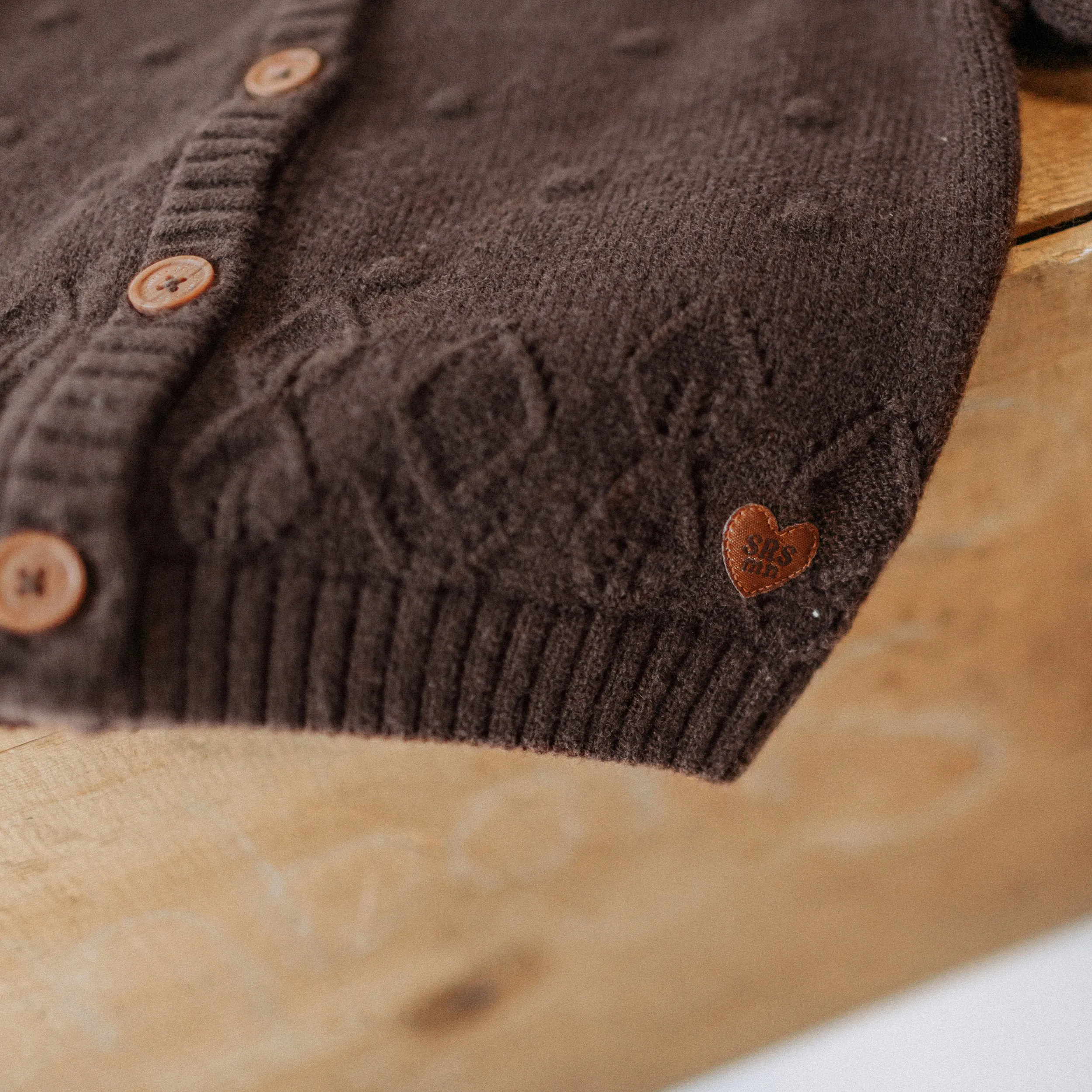 Veste de maille brun foncé avec motif dans la maille, bébé || Dark brown knitted vest with pattern in the knit, baby